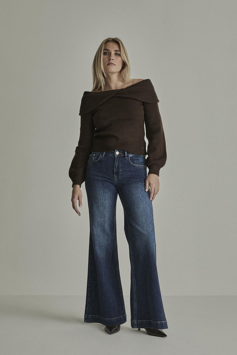 FW261.266434-D208/SHARON