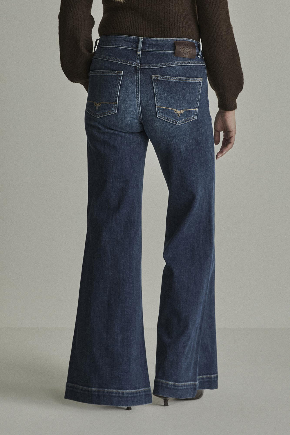 FW261.266434-D208/SHARON